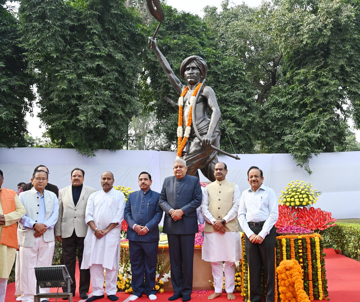 धरती आबा भगवान बिरसा मुंडा जी की जयंती के अवसर पर संसद भवन परिसर में उन्हें भावपूर्ण श्रद्धासुमन अर्पित किए।

#बिरसामुंडा 
#BirsaMunda