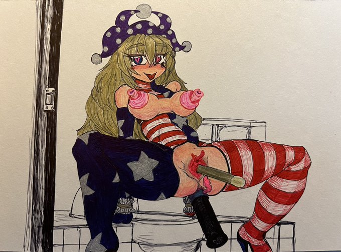 公衆便所内個室で開脚ニ穴挿入クラピちゃん(尻ANAは二枚目左手に持つ長ディルド咥え込み) 