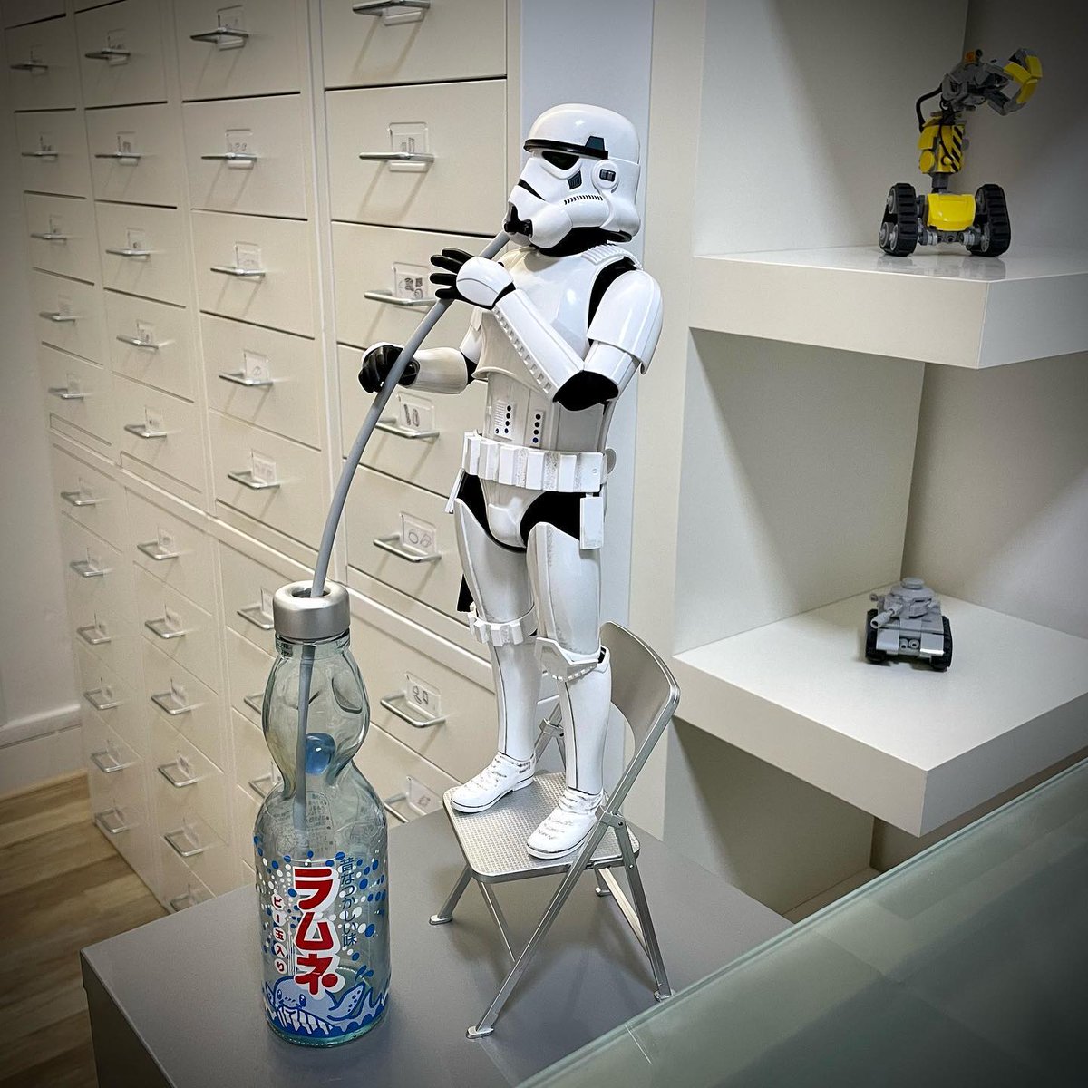 anthoatana's tweet photo. Japan lemonade 🇯🇵 en espérant le soleil levant ! #japan #lemonade #stormtrooper #starwars #disney #hottoys #toy #toystory #toystagram #toyphotography #actionfigures #6scale https://t.co/JnO85A0XFt