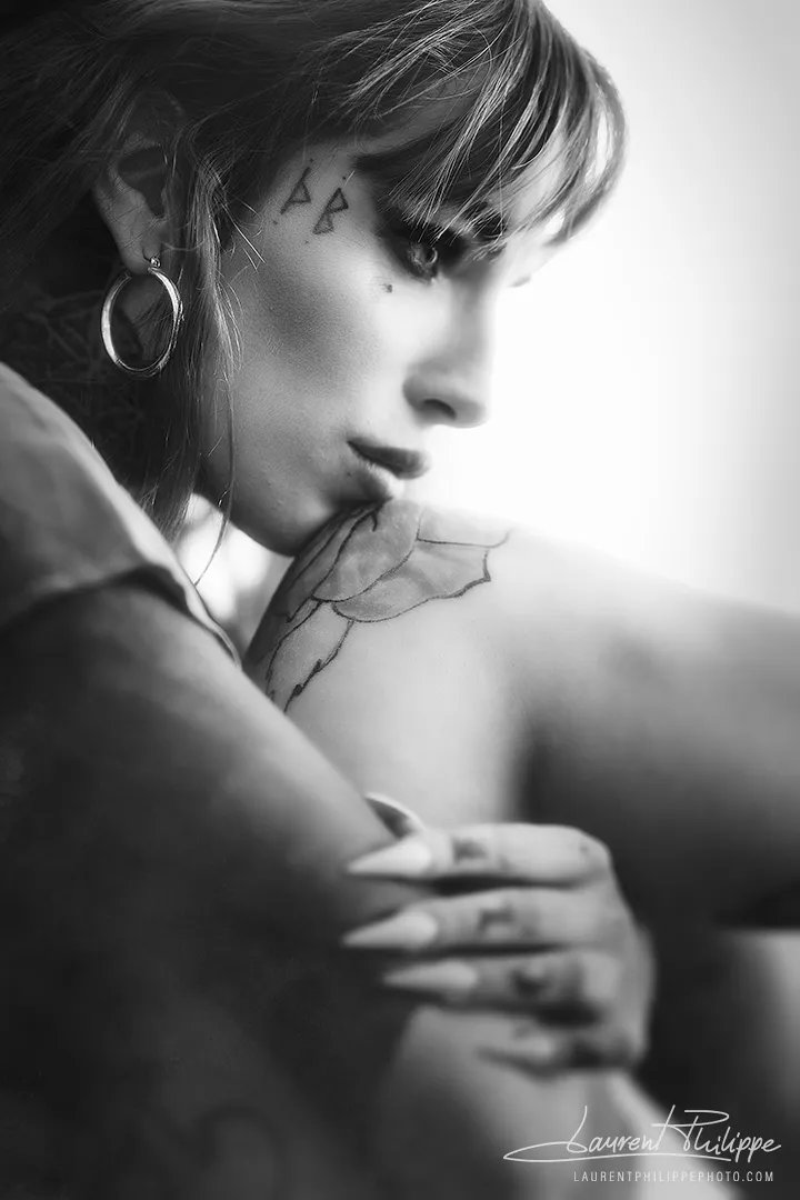 #photographer: Laurent Philippe <a href="/LPPhotobe/">Laurent Philippe</a>
#model: Tink Kaos 
See more: buff.ly/3DzQ9de 
-
#purpleport #modelphotography #photography #portrait #portraitphotography #creativeportrait #monochrome #monochromephotography #fashion #fashionphotography