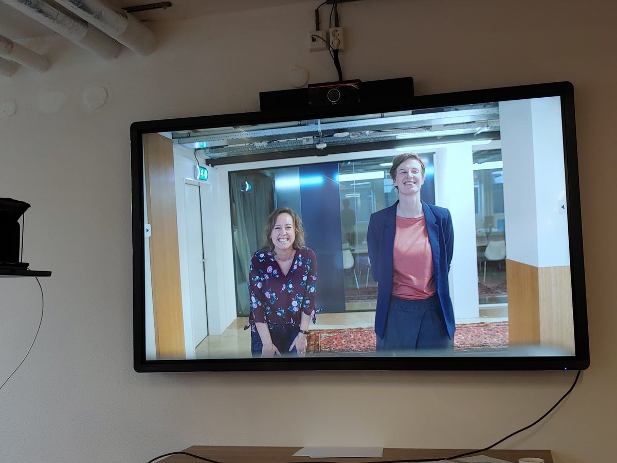 Er komt veel meer kijken bij #autocue dan gewoon een beetje 'voorlezen'. Gelukkig hebben <a href="/MarijeSeves/">Marije Seves</a> en ik veel tips gekregen van trainer Suzan Vink. En ook niet onbelangrijk: veel lol maken. Dat lukte wel 😂
Binnenkort passen we alles toe op de nieuwe #SchijfvanVijf video's...