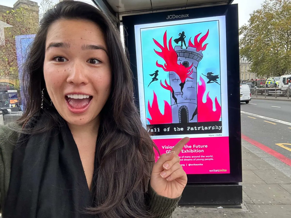 Have you spotted any of our #artexhibits dotted around 10 major cities? This one, showing Myra from India’s ‘Fall of the Patriarchy’ painting is at Kings Cross in London, which our founder Omara was very excited to see. 😀 More info 👉buff.ly/3PcNxa9