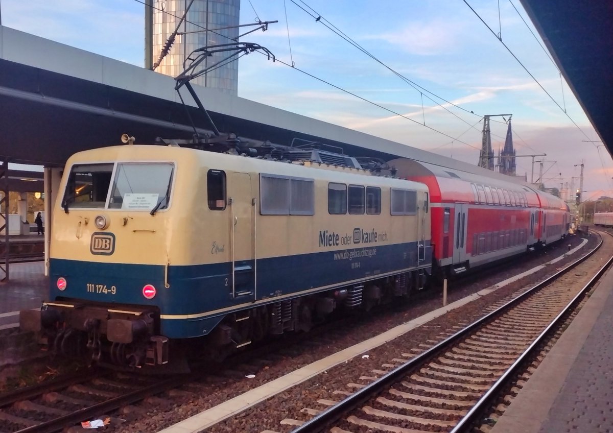 Herr_Filmkorn's tweet photo. Wenn es morgens was positives gibt.
E 111 in Ozenablau-Beige im Wendezug Einsatz.
#RB48 #Wendezug #Köln #koeln #nahverkehr #öpnv #oepnv #E111 #elok #DB https://t.co/V8NgPNJYcO