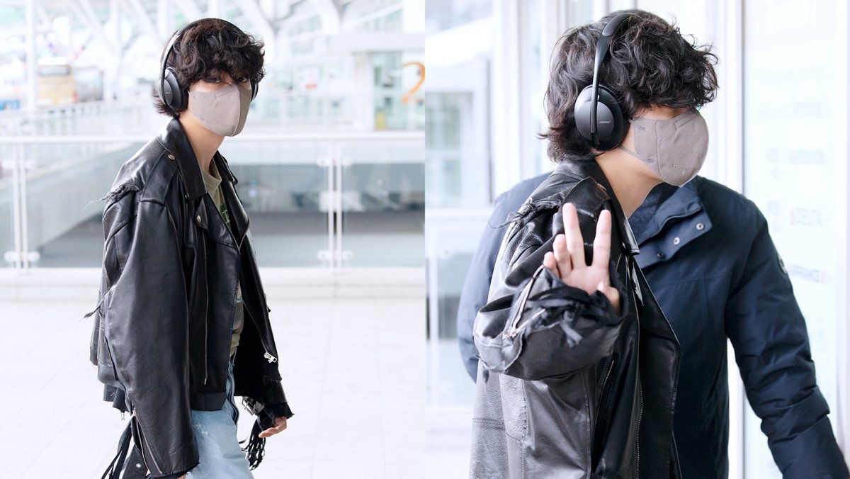 DailylofV's tweet photo. Taehyung looks so COOL❤️‍🔥❤️‍🔥 https://t.co/3k0NOqoMHY