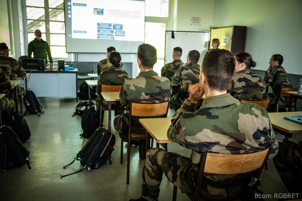Gendarmerie's tweet photo. #FiersDeNosRéservistes 💪 4 nov. 2022.  Formation complémentaire de 120 #réservistes de la Gendarmerie à Pontivy autour d'ateliers pratiques [maîtrise sans arme de l'adversaire, contrôle véhicule, théorique sur les attaques terroristes] 📷 Mdc C. Hautier #Gendarmerie #Réservistes https://t.co/Y0ry8f6t4u