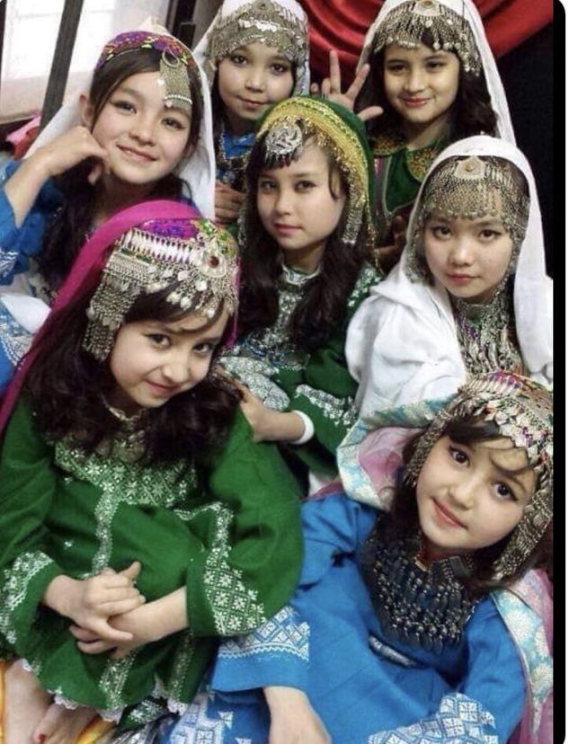 MYassin_Haidari's tweet photo. من به زیبایی هایی هم نسلانم می بالم. به فرهنگی لباسش امو فرهنگی لباس هزاره گی ناز استه یگ تکه نور بند استه خلاصه.#StopHazaraGenocide https://t.co/ZENRsFr4Rl