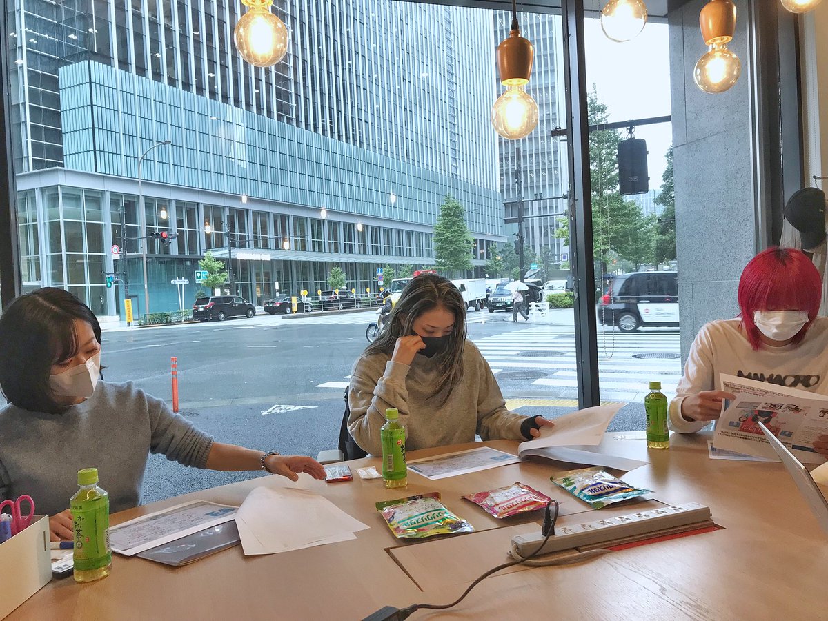 午前中にCFO3名が集まって
新商品のイメージを具体化する打ち合わせをしていました🍬

3人が真剣に資料を確認してます🗒👀
どんな商品をイメージしてるのか、お楽しみに…！

#キシリクリスタル
#ファン味開発部