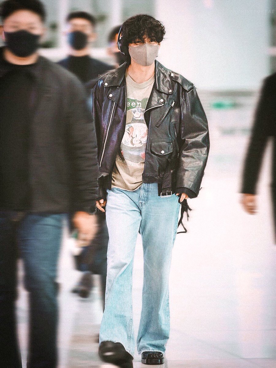 archivefortae's tweet image. TAEHYUNG LOOKS SO COOL!