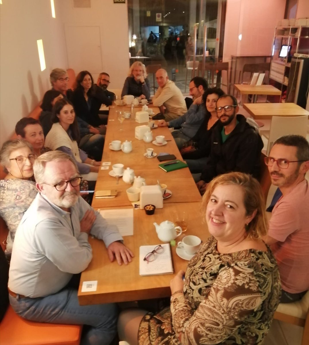 Maite Cruz (@maiteazules) on Twitter photo Ayer <a href="/melguizo_miguel/">Miguel Melguizo</a> <a href="/radiagar/">Raquel Díaz García</a> y <a href="/enmolo1976/">🇵🇸🏳️🌈🔻Enrique Moratalla López</a> nos propusieron participar en un #DeathCafe que han puesto en marcha en Granada para hablar sobre la muerte. Muy pronto habrá más convocatorias. Gracias por la invitación y la iniciativa Ayer <a href="/melguizo_miguel/">Miguel Melguizo</a> <a href="/radiagar/">Raquel Díaz García</a> y <a href="/enmolo1976/">🇵🇸🏳️🌈🔻Enrique Moratalla López</a> nos propusieron participar en un #DeathCafe que han puesto en marcha en Granada para hablar sobre la muerte. Muy pronto habrá más convocatorias. Gracias por la invitación y la iniciativa