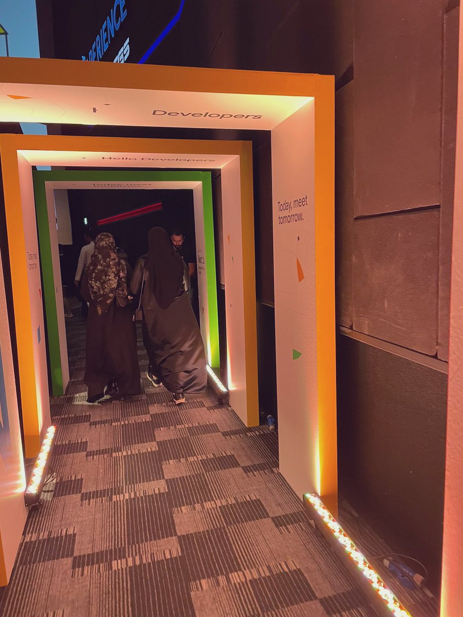 pr_Mais's tweet photo. Vibes are amazing! It’s starting 

#GoogleCloudSaudi #DevHubRiyadh https://t.co/jTrYORneKf