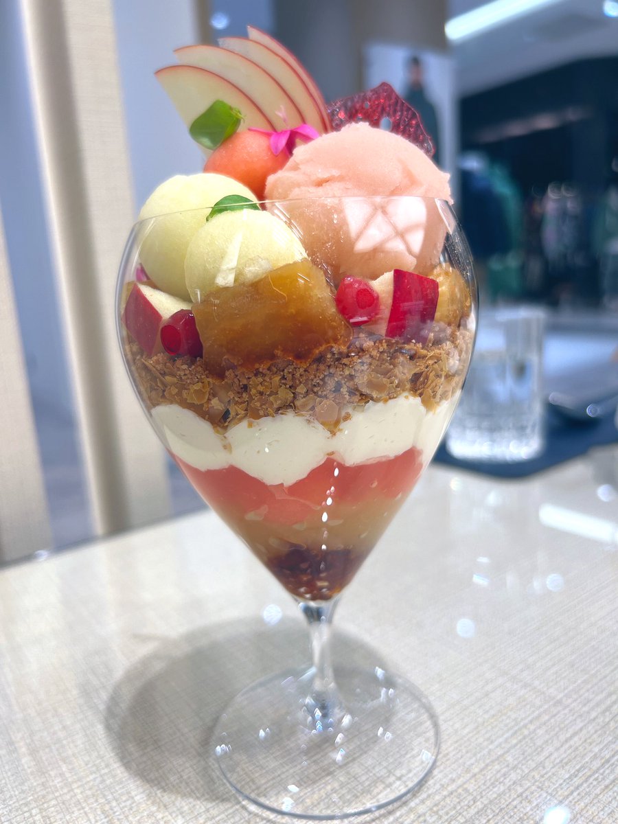 大阪着いて
みんなに聞いたスイーツを検索するなどした
パフェを食べたよ
夜の予定は未定🙋 https://t.co/CVQG08ZUwu