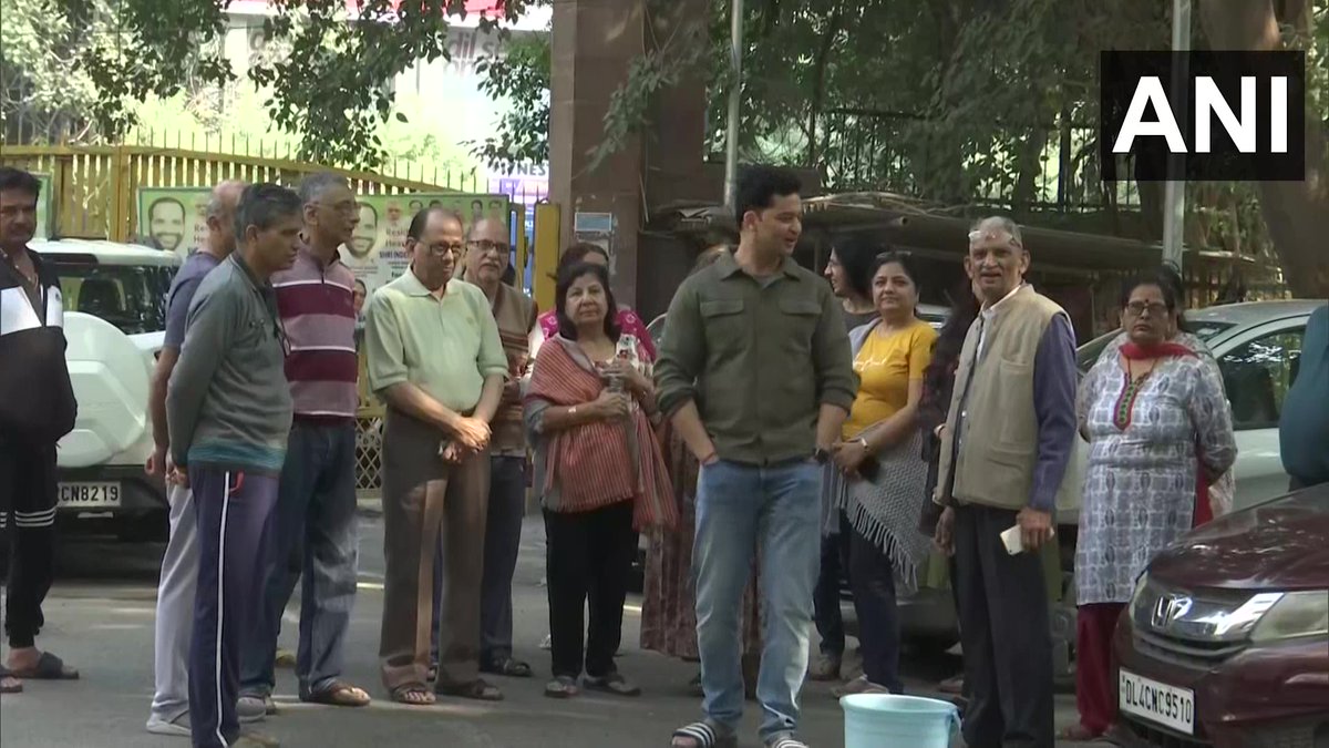 ANI's tweet photo. Delhi | Residents of Vasant Kunj, Sector C-8 say that there is no water supply there for last 6 days. They say they're now dependent on water tankers which they get only after much effort;also allege that their phone calls &amp; online complaints to by Delhi Jal Board bore no results https://t.co/RFTrBSytpP