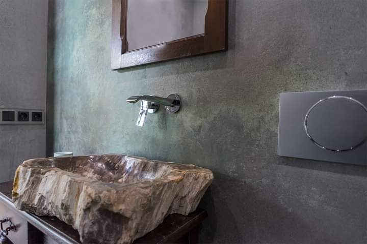 Cosmas_Mbarga's tweet photo. A mix of modernity and baroque atmospheres describes the #bathroom designed.
#CalceCruda, the "green" mineral decorative covering with a strong natural connotation & #Wall2Floor, a multilayer system that makes it possible 2 obtain seamless & continuous coverings.
#novacolor 🔥💯 https://t.co/75BKLIaOdn