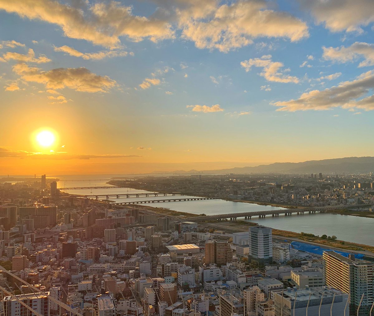 immigreaujapon's tweet photo. Photos de fin de stream, du haut de Skybuilding.
#osaka #japon #umeda #skybuilding https://t.co/P7AmEQVHvv
