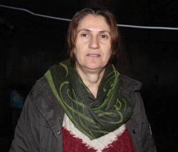 JinenTja's tweet photo. Dîrok: 2’yê Adara 2016’an
Cih: Cizîra Şirnexê
Remza hevserokatiya avakirina civaka demokratîk, Hevseroka Meclîsa Gel a Cizîrê Asya Yuksel, endama KJA’yê Berjîn Demîrkaya û Ferîde Yildiz di jêrzemînên wehşetê yên Cizîrê de hatin qetilkirin https://t.co/ZmzUi7QrDY
