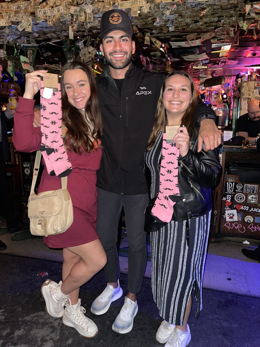 #HLTH2022 #pinksocks @marissaplescia @nickisnpdx 🛩️✌🏼