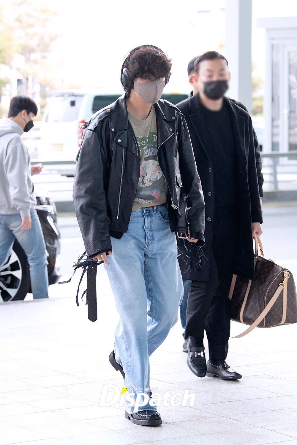 Taehyung Closet 𓃭♕ on X: Taehyung departure from Incheon Int Aiport🕴✈️  👕-RARE Vtg 90s Green Day T Shirt $150 (Sold Out 👑) 🧥-YSL Curtis jacket  (Runway Collection 2013. Designed by Hedi