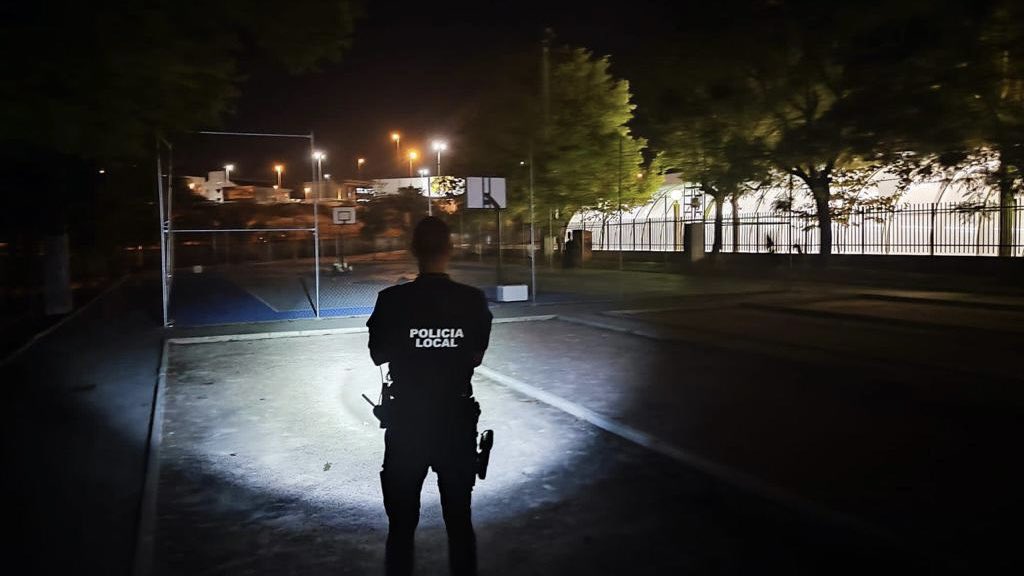 policiaelche's tweet photo. El #accés o permanència en recintes, públics o privats, sense autorització dels seus titulars és una #infracció sancionada amb fins a 600€, a més de la possibilitat d'accions legals o penals
👉🏼 El #advertiment és senzill: si està tancat o clos, és que NO pots entrar https://t.co/4HziWhzrlQ