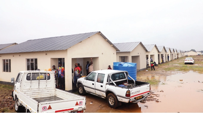 GuardianZim's tweet photo. President commissions 600 housing units https://t.co/4KGLBfj4Do https://t.co/Zt7CmbzXia
