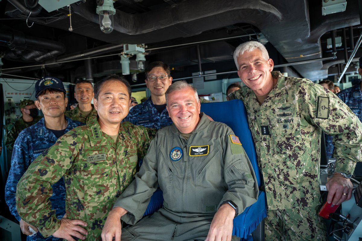 Gen. Yamazaki Koji, chief of staff @JapanJointStaff, and Lt. Gen. Ricky Rupp, commander @USForcesJapan, on the JS Izumo during #KeenSword23. 演習 #キーンソード23 で護衛艦「いずも」に乗り込む統合幕僚長山崎幸二陸将 @jointstaffpa と在日米軍司令官リッキー・ラップ中将 @USFJ_J。#KS23