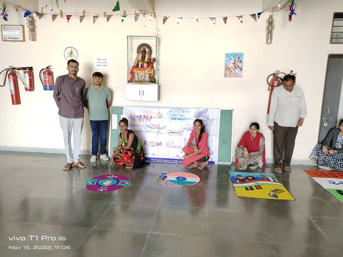 mamkalyanpur's tweet photo. SVEEP તથા AVSAR કમ્પપેઇન અંતર્ગત કલ્યાણપૂર ખાતે આવેલ સરકારી વિનયન કોલેજમાં રંગોળી સ્પર્ધા યોજવામાં આવી..જેમાં મતદાન જાગૃતિ થીમ પર રંગોળી દોરવામાં આવી.. @Election_Dwarka @CEOGujarat @sdmdwarka https://t.co/oZxz698nPi