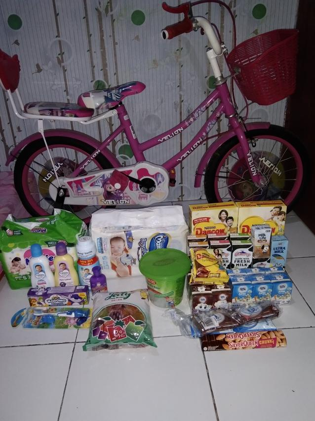Social_ImpactV's tweet photo. #ThankyouSIV
I bought bicycles, diapers, milk, snacks, soap, shampoo for my children👦👧👶 
And I save a little money for my first child to enter elementary school next year. SIV helping my family finances because since covid-19 I'm not getting extra money from overtime anymore❤️ https://t.co/ndfYxeS4kZ