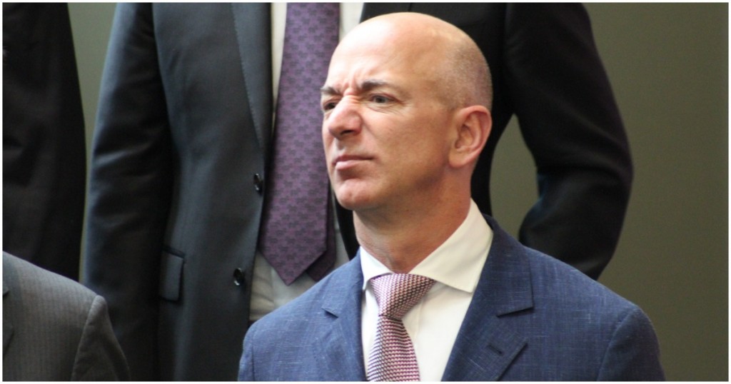Crypto__Goku's tweet photo. #Amazon prévoit de licencier 10 000 employés dans le secteur des technologies juste avant Noël.

Il s'agit d'une des "plus grandes suppressions d'emplois" de l'histoire de l'entreprise.

Cela représente environ 3 % des employés d'Amazon. https://t.co/kQ1onh1C3J