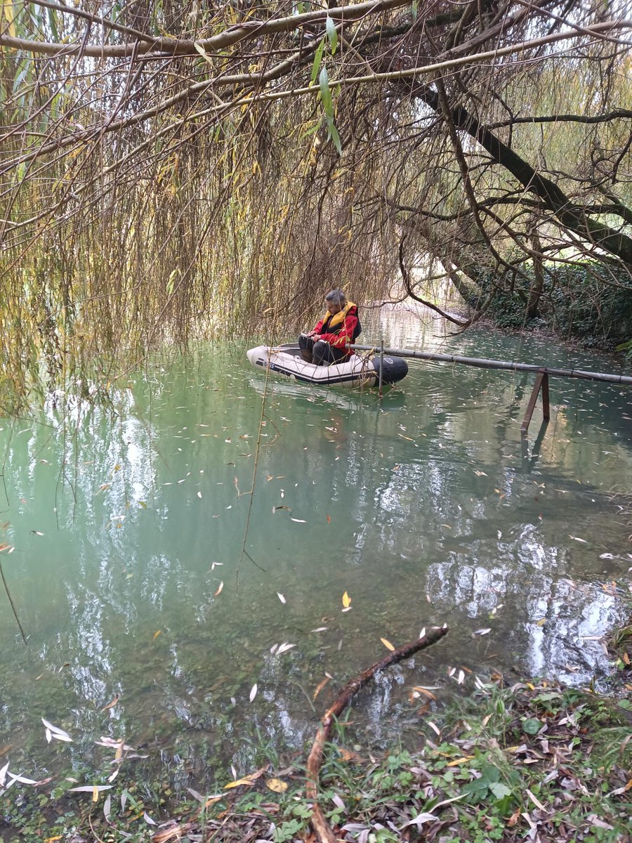 LutinMalin's tweet photo. Tournée trimestrielle du #SNO Karst à Fourbanne. Entretien des sondes à la résurgence (photo 1) et à la confluence (photo 2) non l'eau n'est pas aussi froide que le laisse supposer ma tête (~12°C) @OSU_THETA_BFC @Chrono_env https://t.co/A3ihtPpwP4