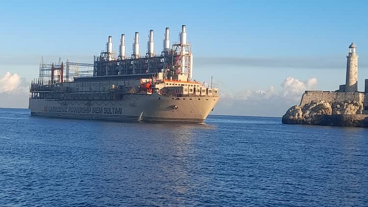 Como parte de la estrategia que seguimos para la recuperación de potencia llegó esta mañana a #Cuba 🇨🇺 nueva central flotante. Una vez sincronizada aportará a nuestro Sistema Eléctrico 110 MW