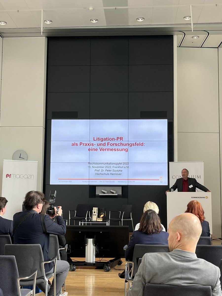 „Die legimative Kommunikation (also die laienzentrierte im Gegensatz zur legalitiven, rechtlichen Kommunikation) ist wissenschaftlich noch kaum erforscht.“ Spannender Vortrag von Herrn Prof. Dr. Peter Szyszka (Hochschule Hannover) auf dem Rechtskommunikationsgipfel #RKG22.