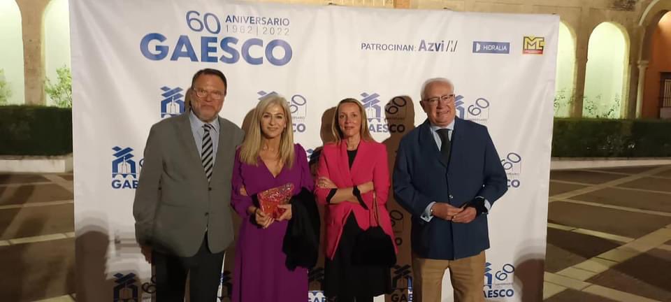 El Delegado del Estado para la Zona Franca <a href="/SevillaZF/">Zona Franca Sevilla</a> ha participado en el acto conmemorativo del 60 aniversario de <a href="/GAESCOSEVILLA/">GAESCO</a> en el <a href="/SevillaAlcazar/">Alcázar de Sevilla</a> . Con <a href="/antoniomunozsev/">Antonio Muñoz</a> <a href="/marifrangr/">Marifran Carazo</a> <a href="/PacoOlivaUPO/">Paco Oliva</a> @jmfloresSVQ <a href="/FranPaezSev/">Francisco Páez</a> _ <a href="/Miguelruspalac1/">Miguelruspalacios</a> <a href="/soniagaya1/">Sonia Gaya</a> <a href="/RullyAsociados/">RullyAsociados</a> …/…