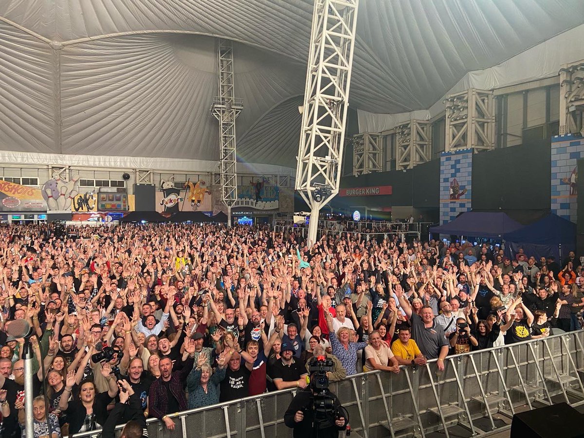 REEF (@reefband) on Twitter photo Our last crowd shots of the year, taken at <a href="/ShiiineOn_/">Shiiine On</a> this weekend. We had an ACE night, a great end to what what’s been a very busy year for us.
Thanks to every one of you for the support. We look forward to seeing you in April. TICKETS ON SALE NOW: reeftheband.com/#live 🤘❤️ Our last crowd shots of the year, taken at <a href="/ShiiineOn_/">Shiiine On</a> this weekend. We had an ACE night, a great end to what what’s been a very busy year for us.
Thanks to every one of you for the support. We look forward to seeing you in April. TICKETS ON SALE NOW: reeftheband.com/#live 🤘❤️