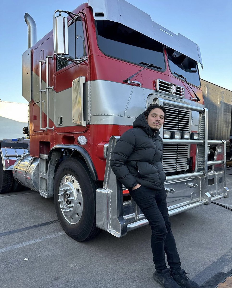 AlfonsoNation's tweet image. New images of Anthony Ramos (Noah) and Optimus Prime on set for #Transforers #RiseOfTheBeasts. Shared by Ramos himself. December is approaching…it’s almost time. 🙌🏽👀🚂💨🔥🎥
