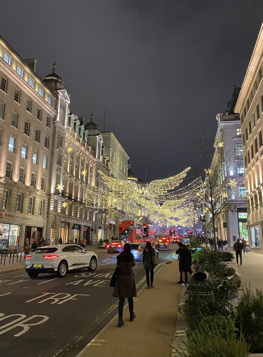 RobCurling's tweet photo. Dear old #London looked a picture last night as I made my way to the @DigWaterloo charity event @NationalGallery rather appropriately choosing to walk down #WaterlooPlace #elegant #Christmas #decorations https://t.co/2MDbfd2R2B