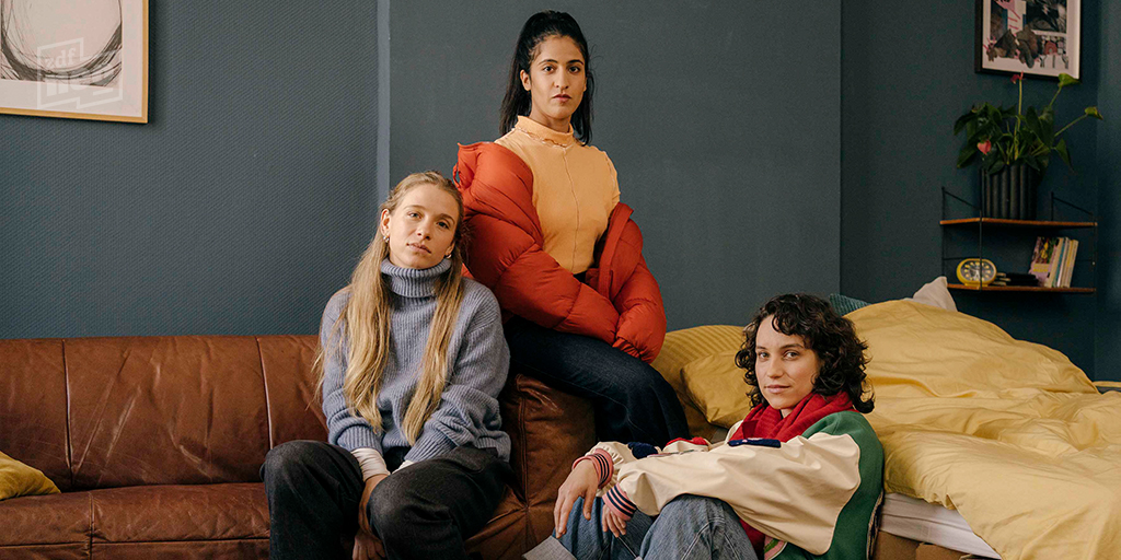 ZDFpresse's tweet photo. Für @ZDFneo entsteht derzeit in #Berlin die zweite Staffel von "Loving Her". In der #neoriginal-#Dramaserie spielen erneut u.a. Banafshe Hourmazdi, #LenaKlenke, #KarinHanczewski und Emma Drogunova. Regie führt Eline Gehring.
Weitere Infos: https://t.co/20Hv3iw60I
#Drehstart https://t.co/tpvlJjQIFG