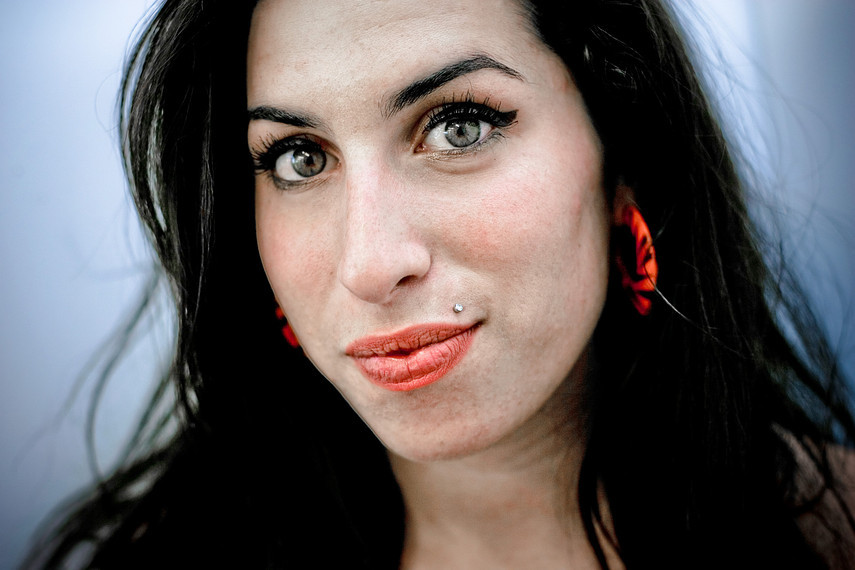 backtocamden's tweet photo. amy winehouse photographed by andrew kendall, 2004. https://t.co/AsK39ZkLwW