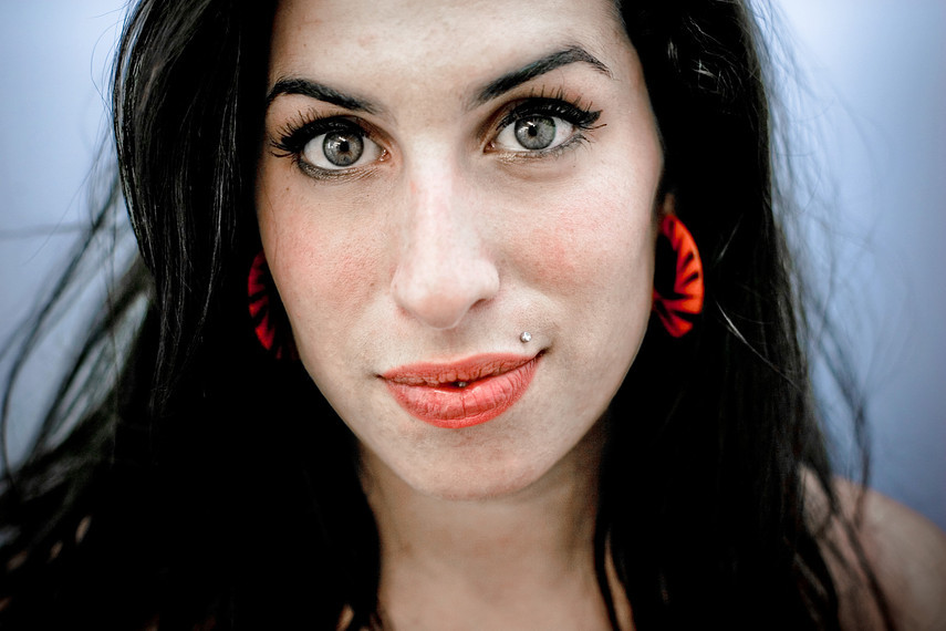 backtocamden's tweet photo. amy winehouse photographed by andrew kendall, 2004. https://t.co/AsK39ZkLwW