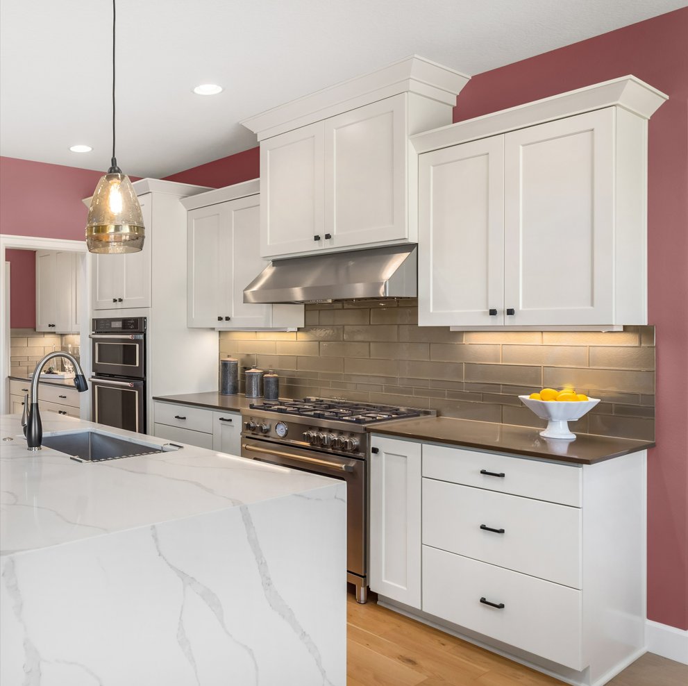 The delicate hint of warmth within Milk Teeth (ow.ly/XhRf50LA2QM) perfectly contrasts the pink-brown hue of Pink Chocolate (ow.ly/1tO450LA2QN), giving a sense of sophistication to this gorgeous kitchen.