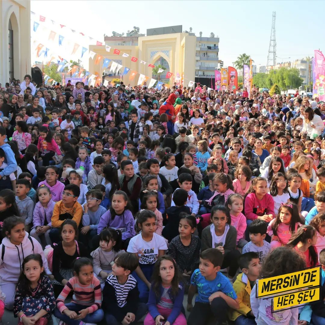 Mersin'de çocukların bir haftalık ara tatilde eğlenceli, verimli ve kaliteli zaman geçirmesi amacıyla hazırlanan 'Toroslar Çocuk Şenliği' yoğun ilgiyle devam ediyor.
