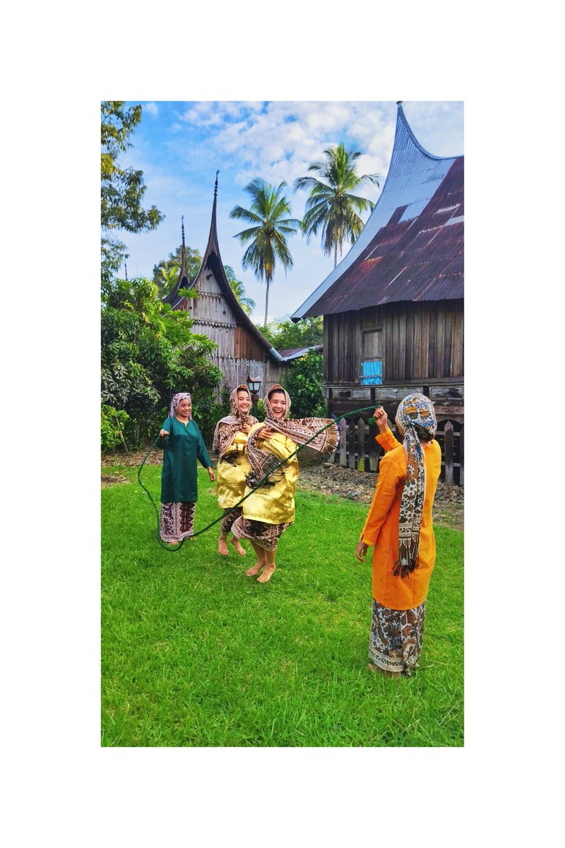 mevro's tweet photo. " Main Tali " Salah satu permainan tradisional yang ada pada masyarakat Sumatra Barat. Setidaknya , 40 tahun belakang tali yang dipergunakan terbuat dari karet gelang yang dijalin menjadi tali yang elastis. Bermacam jenis permainan yang dapat dimainkan dari tali karet gelang ini https://t.co/JkLGpTe0pf