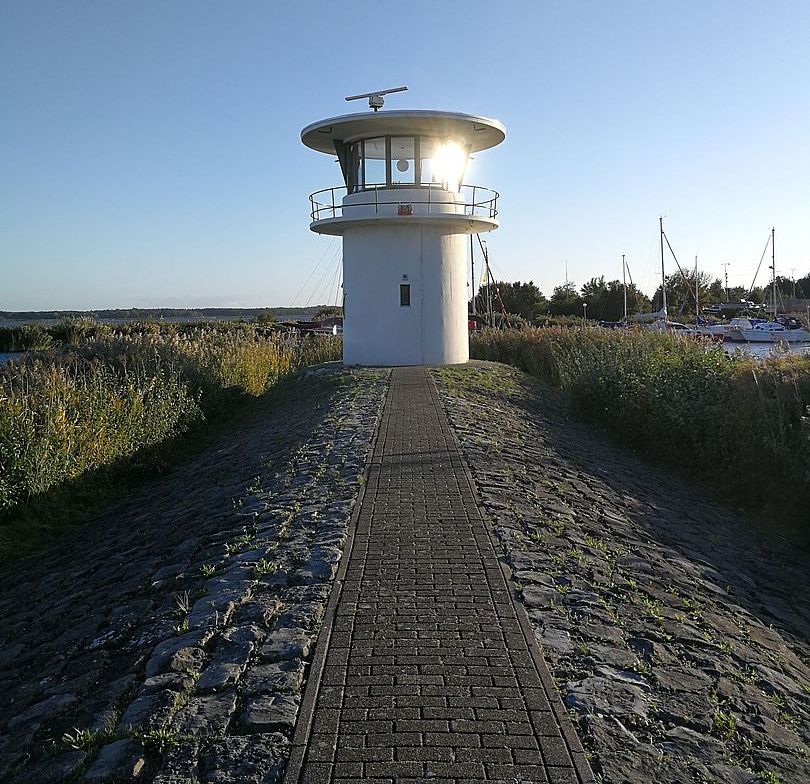 Erfgoed_Almere's tweet photo. Enkele maanden geleden heeft de Seintoren in Almere Haven (Havenhoofd 134) de status van monument gekregen. Daarmee is het tweede Almeerse monument een feit! 
Gisteren is het monumentenbordje geplaatst. https://t.co/3ixMCPI9Tq
