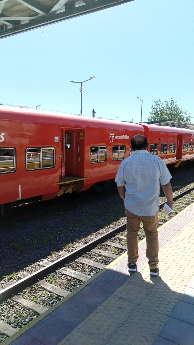 HagovCompositor's tweet photo. Que esté yendo a un evento del conser, este se haya cancelado en pleno viaje, que para colmo la vuelta se demore por un accidente de persona a UNA estación de dónde estoy varado, y que a pesar de eso, en lugar de putear y enojarme con la vida me lo tome con humor, habla de mucho. https://t.co/iuyhERXtH2