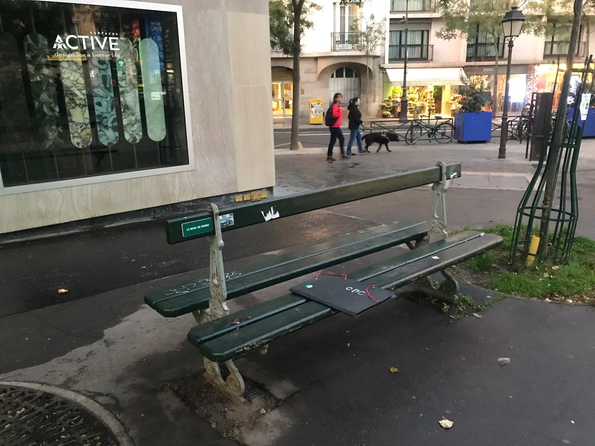 2/Pierre s'asseyait tous les jours sur ce banc, il nous parlait du quartier d'avant, des métiers d'avant, de sa vie d'avant. Il nous avait promis de fêter son centenaire sur ce banc public. #Hypervoisins #placemaking #convivialite