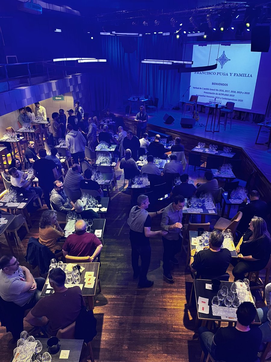 ClauPiva's tweet photo. Y esto pasó anoche en el @GorritiArtCtr @VinotecaMRWines con @PacoPuga1 marcando un nuevo hito en degustaciones 🍷 La proxima alquila el gimnasio Etchart!!!
#catavertical #lamitie #winelover #wineandfriends #cuevero https://t.co/qKwFxS4sGf