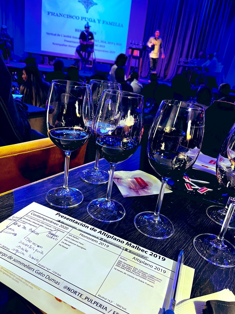 ClauPiva's tweet photo. Y esto pasó anoche en el @GorritiArtCtr @VinotecaMRWines con @PacoPuga1 marcando un nuevo hito en degustaciones 🍷 La proxima alquila el gimnasio Etchart!!!
#catavertical #lamitie #winelover #wineandfriends #cuevero https://t.co/qKwFxS4sGf