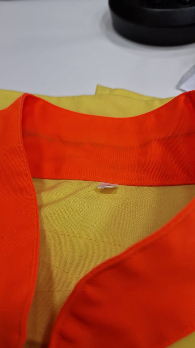 <a href="/ferrovial/">Ferrovial</a> en el colmo del cutrerio, ante la visita de un "Jefazo* reparte chalecos sucios y usados 💩 a sus trabajadores para hacer el Paripé.
Hasta ahora NO había suficientes

Al finalizar la jornada deben devolverlos. 😂

Hasta cuando <a href="/semgencat/">SEM. Generalitat</a>? #Esta_licitacion_apesta