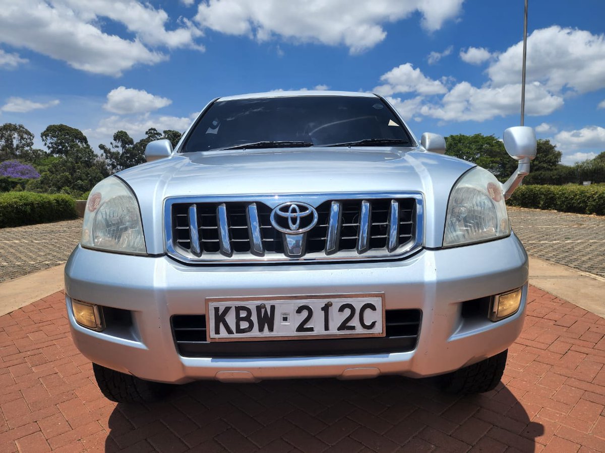 fayeekoi's tweet photo. #MpesaTOYOTA PRADO J120 SERIES YEAR 2006 .ORIGINAL SILVER PAINT..2700CC PETROL ENGINE..AUTO GEAR..*4WD*..NEW TYRES AND ALLOYRIMS..GOOD SUSPENSION 7SEATER SEATS..BUMPER FOG LIGHTS..LUMAR TINTED WINDOWS..COOL RADIO MUSIC SYStem,BUY AND DRIVE CAR..READY DOCUMENTS..ASKING PRICE 2,15 https://t.co/j9jkAgbYL5