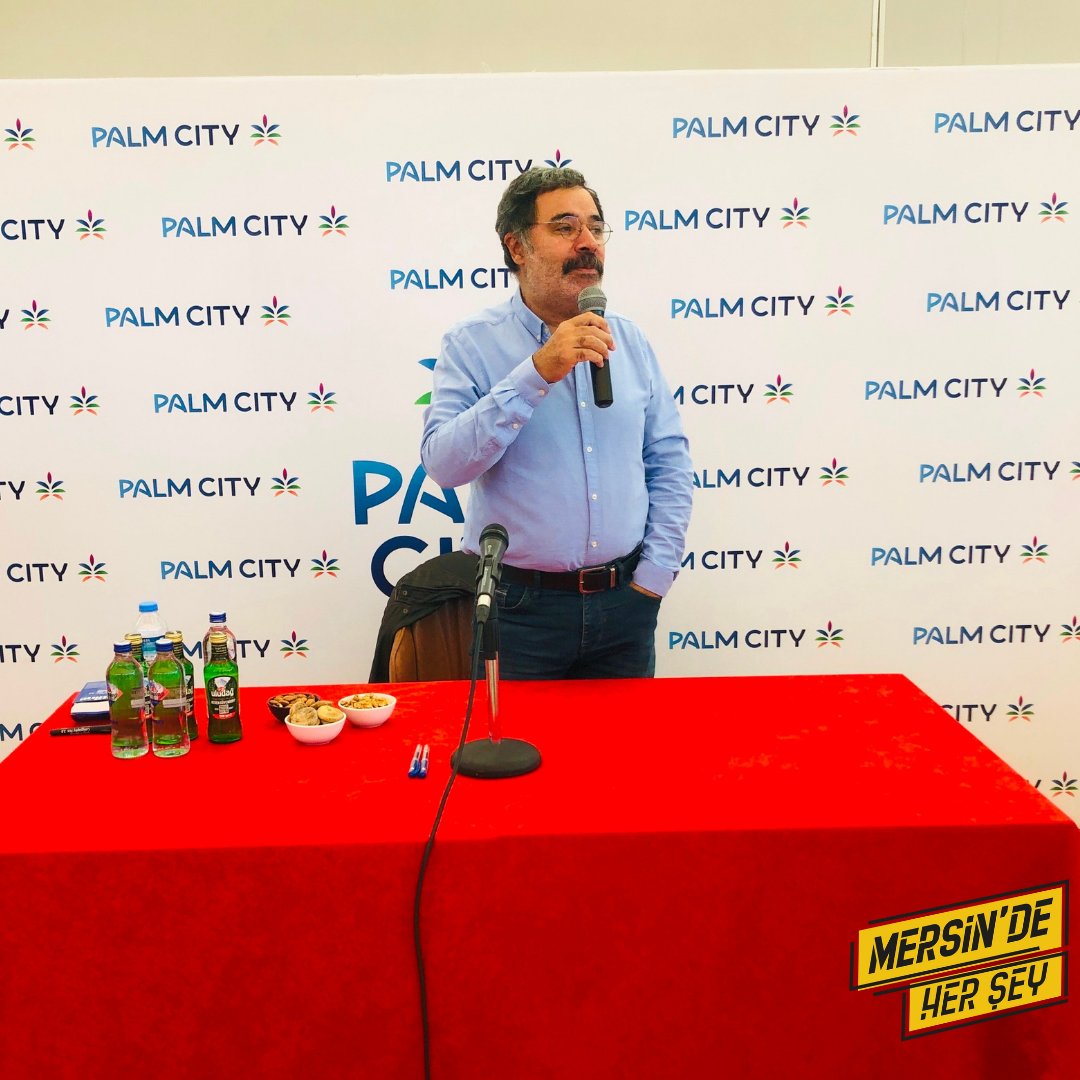 Ünlü şair ve yazar Ahmet Ümit, son dönemde yazar-okur buluşmalarına ev sahipliği yapan Mersin Palm City Alışveriş Merkezi’nde sevenleriyle buluştu.
