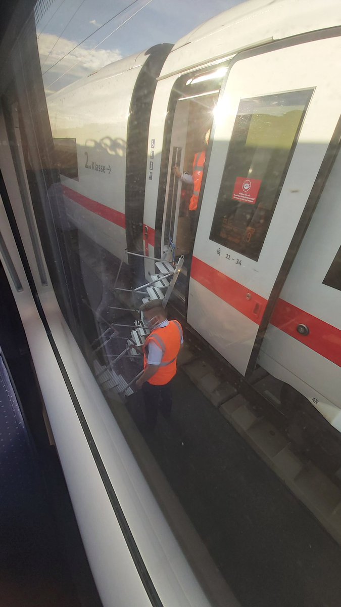SnowwhiteTTales's tweet photo. Thank you for travelling with @DB_Bahn Nach über 2h Verspätung musste dann unser gesamte Zug mitten in der Pampa evakuiert werden. Technische Probleme...mal schauen ob wir heute noch ankommen...

#deutschebahn #db #travel #zugfahrenmachtspaß https://t.co/5RJ2AKTD8i