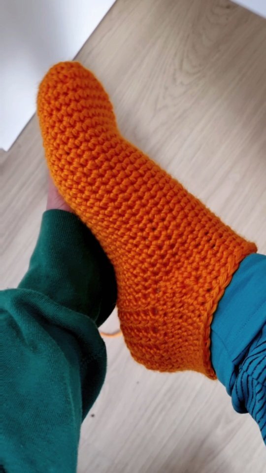 CatalinaUngure6's tweet image. In winter, I always wear slipper socks 🧦  and I just wanted a new pair! I filmed a video tutorial for them and hope it will be out during the #weeklyjournal of this week! 

Now, I need to finish the second one 👍. I am using Wander Acrylic Yarn by @fu… instagr.am/reel/Ck-4uCBPv…